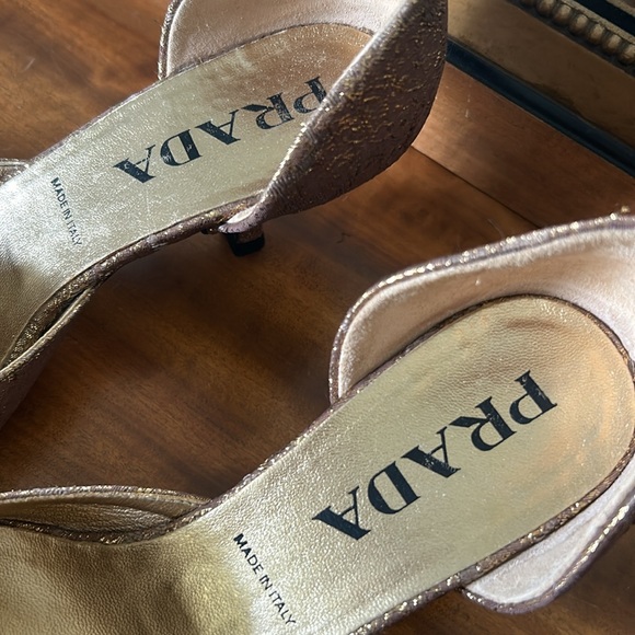 Gold jaquard kitten heels with buckle on toes - Picture 3 of 7